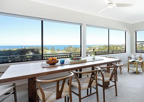 Fliptide House | Open plan dining and sitting nook | Smart TV | Wi-Fi | Ocean views of Kiama Harbour 