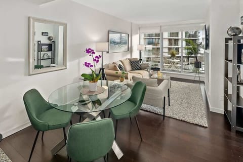 Bright and cheerful living/dining area