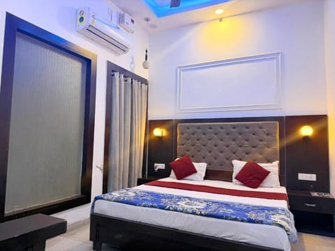 In-room safe, soundproofing, free WiFi, bed sheets