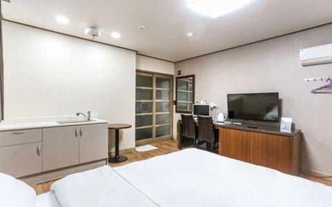 Deluxe Double Room | Desk, laptop workspace, free WiFi, bed sheets