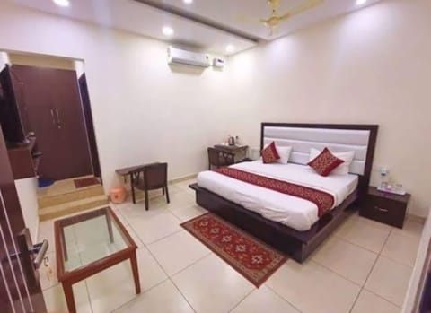 Superior Double Room, City View | Desk, free WiFi