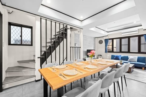 Comfort Apartment, 3 Bedrooms, Non Smoking, City View | Dining