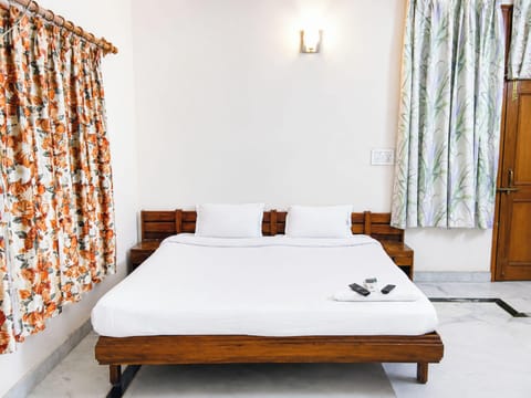 Hypo-allergenic bedding, desk, soundproofing, free WiFi