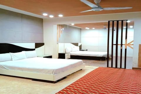 Family Room | Iron/ironing board, free WiFi