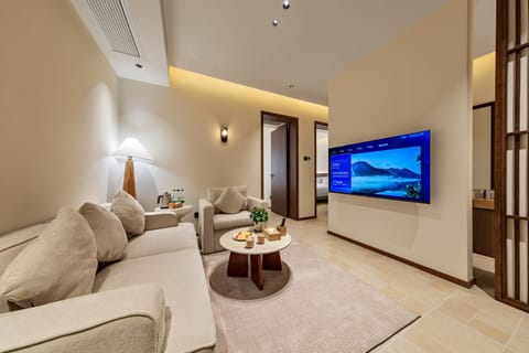Deluxe Double Room, Courtyard View | Living area