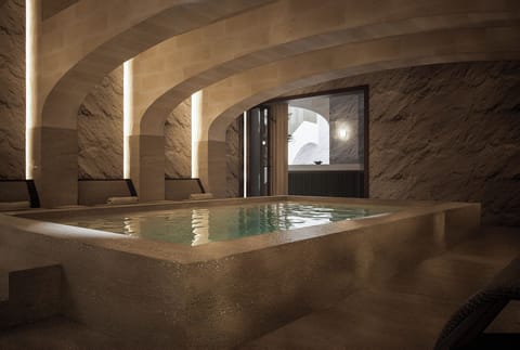 Sauna, hot tub