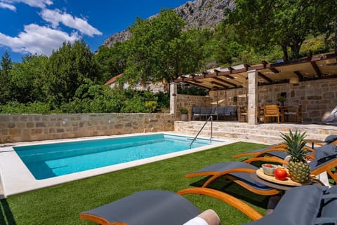 The outdoor oasis features a covered dining area for 6 and a lounge corner.