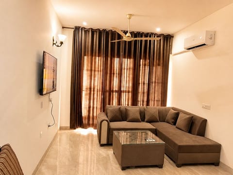Apartment, 2 Bedrooms, Accessible, Smoking | Living room