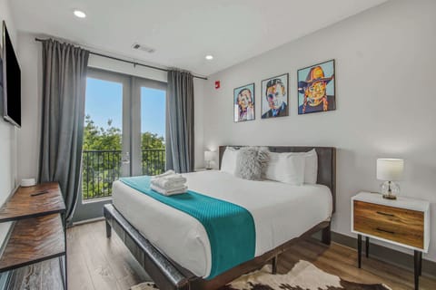 Bedroom Oasis, enjoy morning sun and chic art in this stylish Nashville retreat!