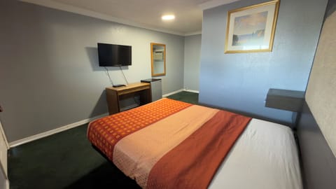 Basic Single Room | Laptop workspace, free WiFi