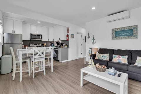 Bright coastal open-plan with modern kitchen & comfy lounge