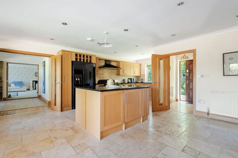 Luxury Bungalow, Patio, Garden View | Private kitchen