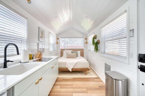 Classic Studio | Private kitchen | Fridge, cookware/dishes/utensils