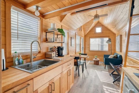 Studio | Private kitchen | Fridge, cookware/dishes/utensils