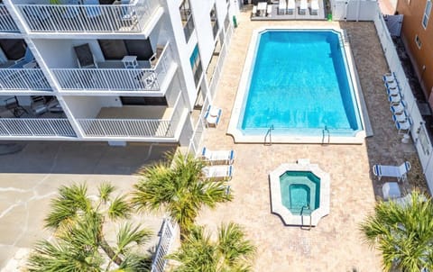 Chambre's Heated pool & Hot Tub
