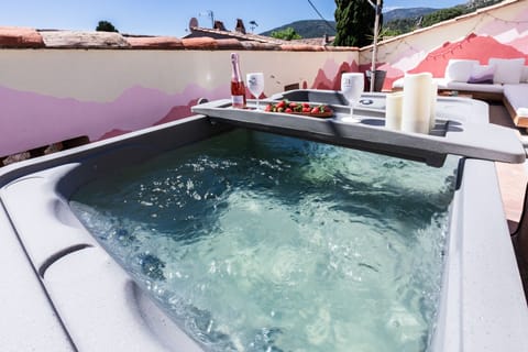 TERRASSE AVEC JACUZZI