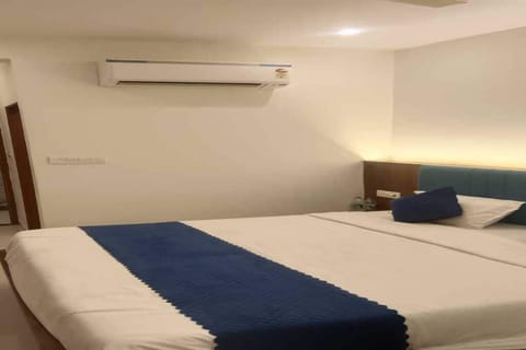 Deluxe Double Room | Desk, laptop workspace, blackout drapes, soundproofing