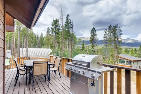 Relax on the Private Deck & BBQ with Amazing Views!