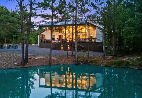 The pond and cozy cabin exterior make evenings here feel especially inviting after a day of exploring Hochatown and Broken Bow Lake.