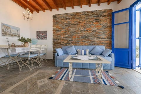 Spacious Living Room with Stone Details and Natural Light