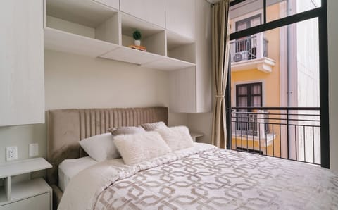 Habitación cómoda y acogedora con cama queen para un buen descanso. Cuenta con aire acondicionado, espacio para maletas y baño privado con agua caliente.