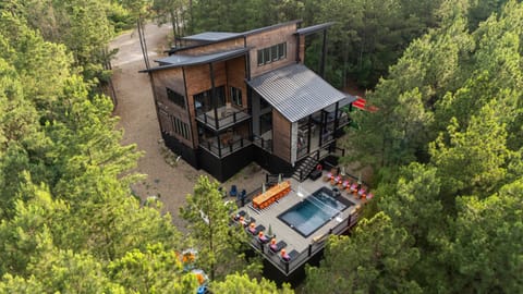Escape to your own private retreat 🌲✨ Luxury meets nature at this stunning cabin, featuring premium amenities, unforgettable views, and everything you need to relax, recharge, and reconnect. Your perfect getaway starts here.