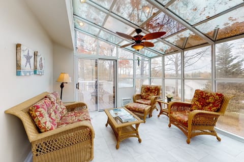 House, Multiple Beds (Lake Escape) | Living area