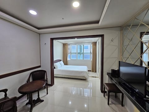 Premium Double Room, City View | Blackout drapes, WiFi (free)
