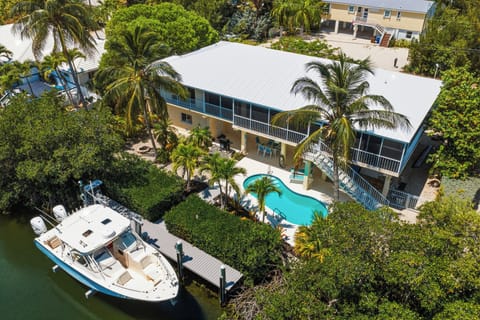 Enjoy your private fishing dock at this waterfront Marathon FL getaway, perfect for casting a line or taking in peaceful canal views. A great spot to relax after a day at Sombrero Beach or a Key West day trip.