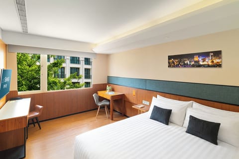 Superior King | In-room safe, desk, blackout drapes, soundproofing