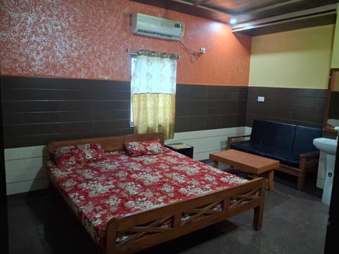 Deluxe Room | Rollaway beds (surcharge), WiFi (free), bed sheets