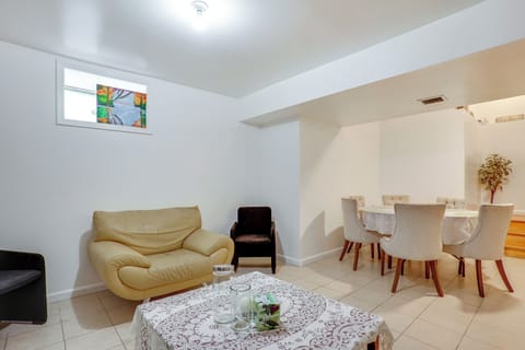 Great Neck Vacation Rental | 2BR | 1BA | 1,600 Sq Ft