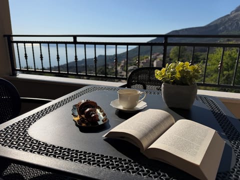 Deluxe House, Sea View | Outdoor dining