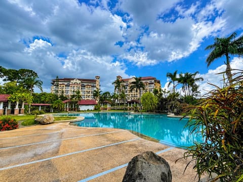 2 outdoor pools