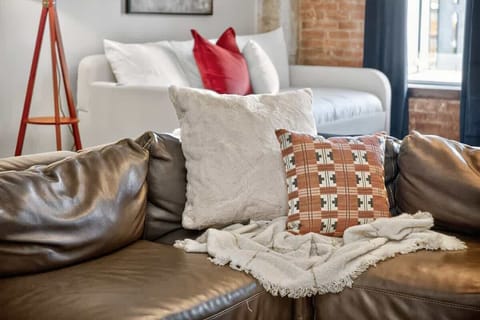 Stylish Living Room Accents – Comfortable sectional with cozy throw blankets and pillows, designed for relaxation.