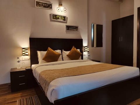 Deluxe Double Room, City View | Desk, free WiFi