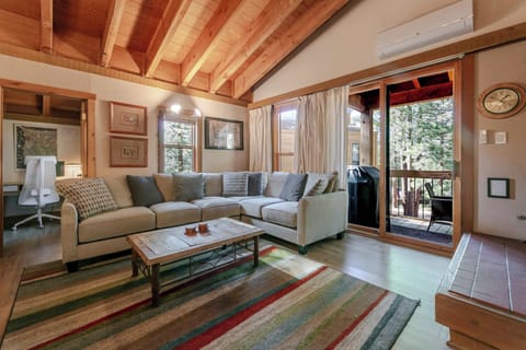 Condo, 2 Queen Beds, Patio, Mountain View (The Golden Bend) | Living area