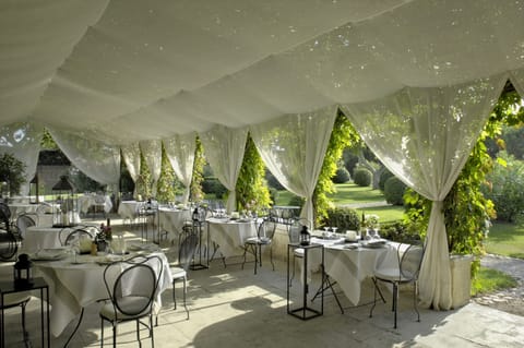 2 restaurants, breakfast, lunch, dinner served; French cuisine