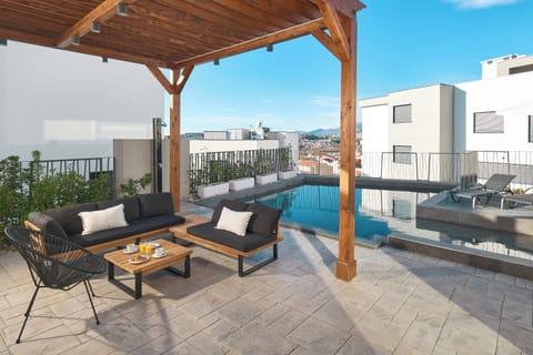 Outdoor pool, free cabanas, sun loungers