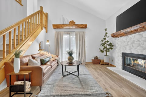 Cozy mountain chic space to unwind with family & friends! 





! 