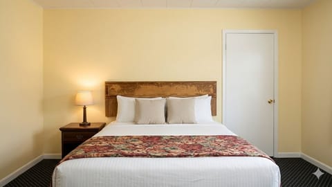 Room, 1 Queen Bed, Non Smoking | WiFi (free), bed sheets