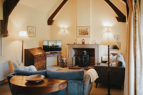 Gather beneath exposed beams beside the glowing log burner, where cosy evenings, good conversation and countryside calm come naturally.