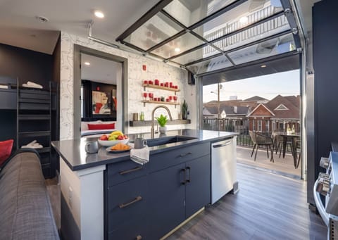 So great to extend the kitchen space right out onto the balcony!