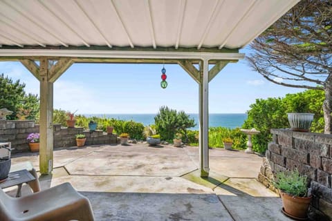Welcome to Sea Bluff! Please enjoy this one of a kind Oregon Coast paradise in beautiful Lincoln City!