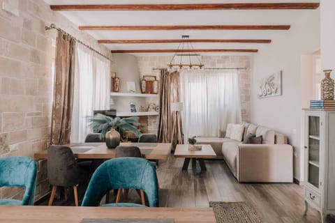 Family House, City View | Dining