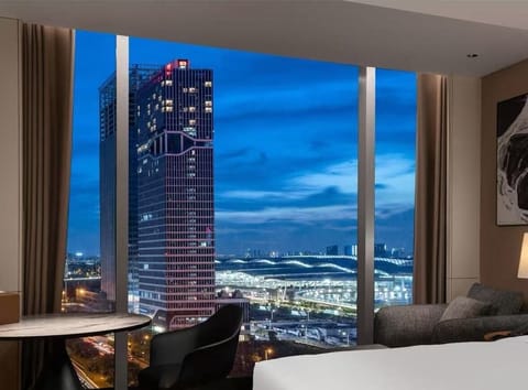 Signature Single Room | Down comforters, minibar, individually decorated, individually furnished