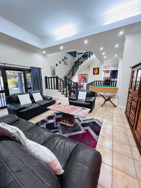 House, 5 Bedrooms, Balcony | Living room