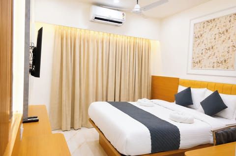 Executive Double Room, Air conditioning | Hypo-allergenic bedding, desk, soundproofing, free WiFi