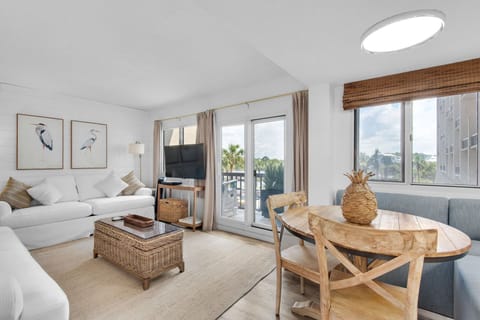 Pinnacle Port A140 Living area w lake views