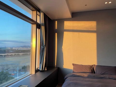 Deluxe Studio, Park View | Desk, laptop workspace, blackout drapes, free WiFi